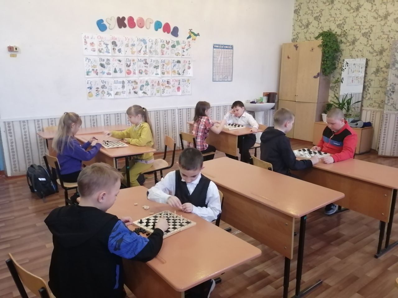 Шашечный турнир среди учащихся начальных классов.